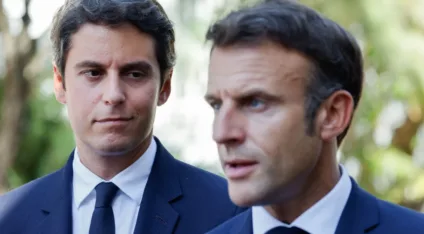 Gabriel Attal observa enquanto presidente da França, Emmanuel Macron - Divulgação