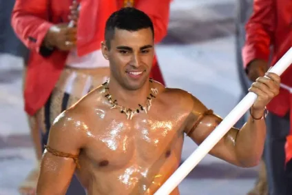 Conhecido como o Besuntado de Tonga, Pita Taufatofua chama a atenção nas Olimpíadas - Reprodução/Globo