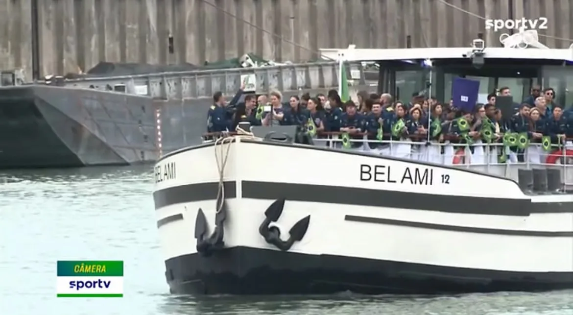 Delegação do Brasil navega no rio Sena na abertura dos Jogos de Paris - Reprodução/SporTV