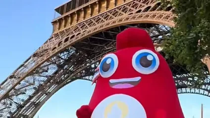 Mascote da Olimpíada dançou Alii em frente à Torre Eiffel - Reprodução/TikTok