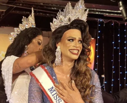 Mãe de Miss Bahia Gay se emociona ao ver filha realizar sonho; veja o vídeo