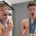 Noah Williams e Jack Laugher posam nus e exibem medalhas olímpicas - Reprodução/X/Twitter