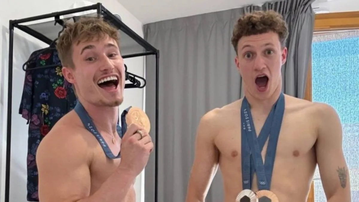 Noah Williams e Jack Laugher posam nus e exibem medalhas olímpicas - Reprodução/X/Twitter