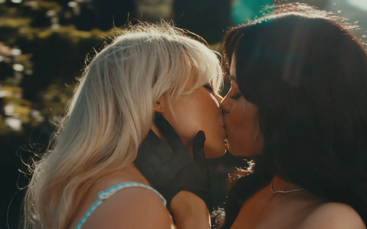 Sabrina Carpenter e Jenna Ortega protagonizam beijão em clipe de Taste - Reprodução/YouTube