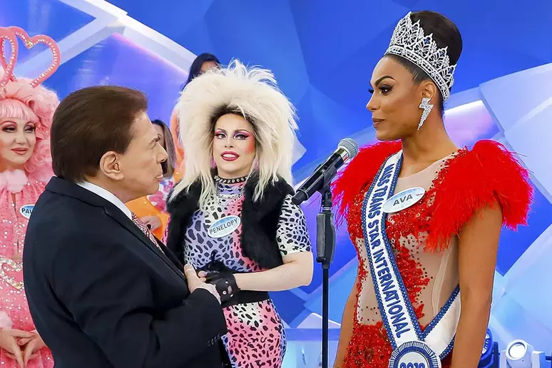 Silvio Santos com a drag queen Penelopy Jean e a Miss Trans Internacional Ava Simões - Divulgação/SBT/Lourival Ribeiro