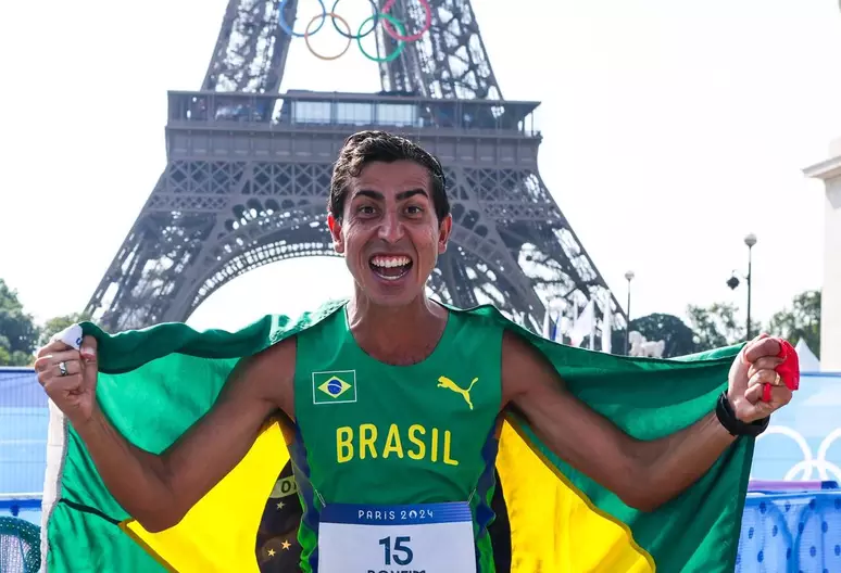 Caio Bonfim conquista a prata com a Torre Eiffel ao fundo - Divulgação/Wagner Carmo/CBAt