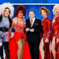 Silvio Santos com Paulette Pink, Penelopy Jean, Dimmy Kieer, Deendjer Ti, Deendjer Vi e Ava Simões- Divulgação/SBT/Lourival Ribeiro