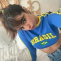 Cantora de Shameless faz selfie com camisa do Brasil