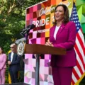 Vice-presidente Kamala Harris discursa em evento Pride Celebration em Junho de 2024.