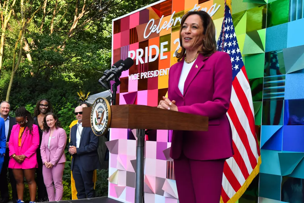 Vice-presidente Kamala Harris discursa em evento Pride Celebration em Junho de 2024.