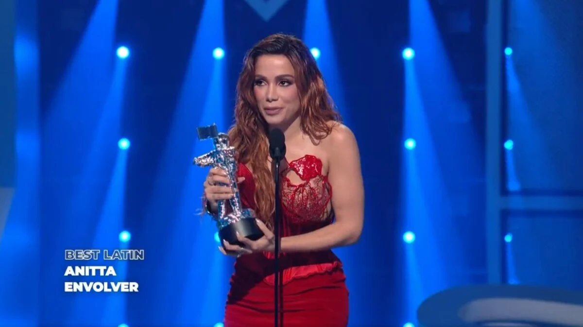 Anitta faz história ao vencer primeiro prêmio no MTV VMA - Reprodução/YouTube