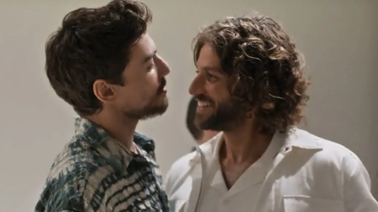 Iberê (Jaffar Bambirra) e Mavi (Chay Suede) em cena de Mania de Você - Reprodução/Globo