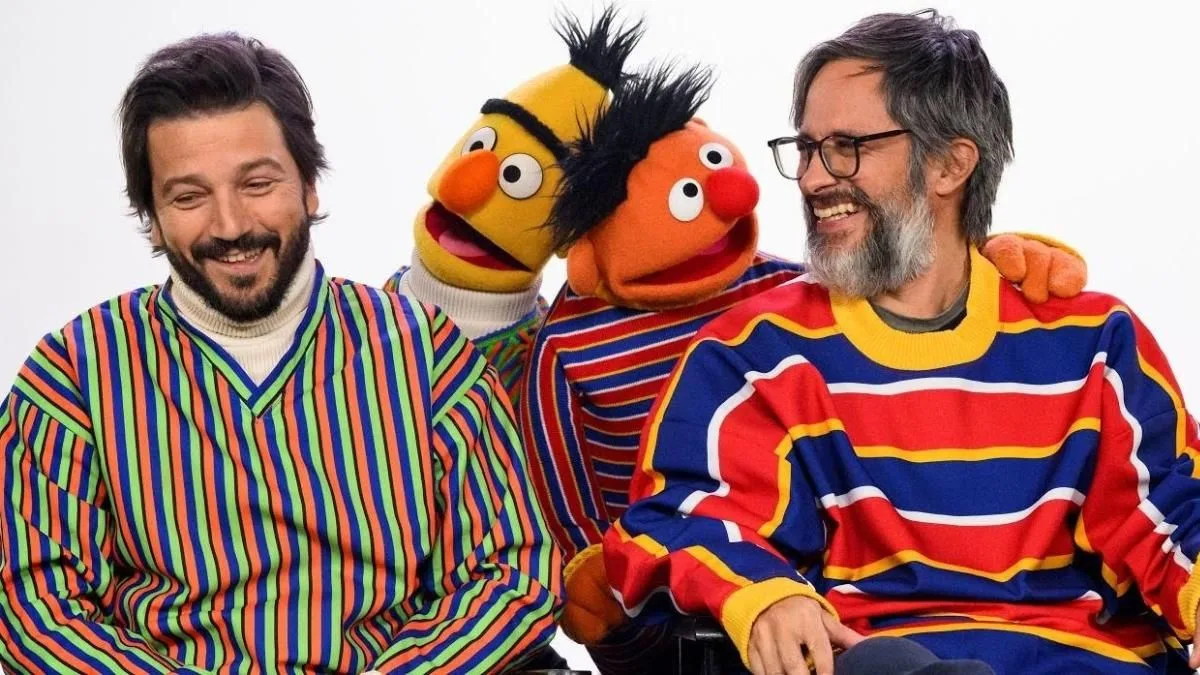 Diego Luna e Gael García Bernal recriam dupla gay Bert & Ernie - Reprodução/YouTube