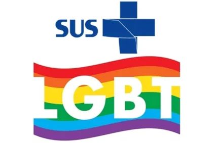 Logo do SUS com bandeira arco-íris representando atendimento inclusivo para a população trans e travestis.