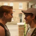 Kit Connor e Joe Locke na primeira cena da 3ª temporada de Heartstopper - Divulgação/Netflix