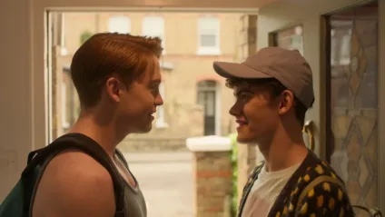 Kit Connor e Joe Locke na primeira cena da 3ª temporada de Heartstopper - Divulgação/Netflix