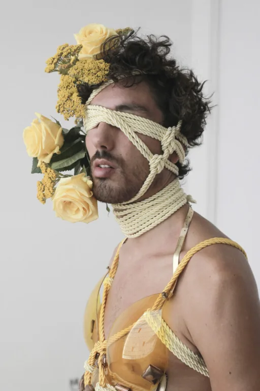 Homem com bondage no rosto e flores