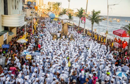 Integrantes do Afoxé Filhos de Gandhy espalhando paz e axé no desfile da Barra-Ondina. 