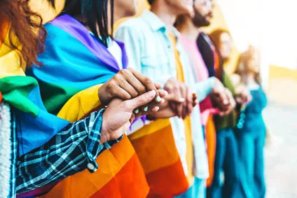 Dois a cada três jovens LGBT+ escondem a identidade por medo de preconceito no Brasil