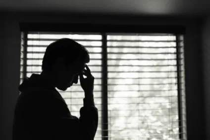 Homem expõe exorcismo sofrido aos 17 anos para tentar 'cura  gay': "Penso que vou para o inferno"