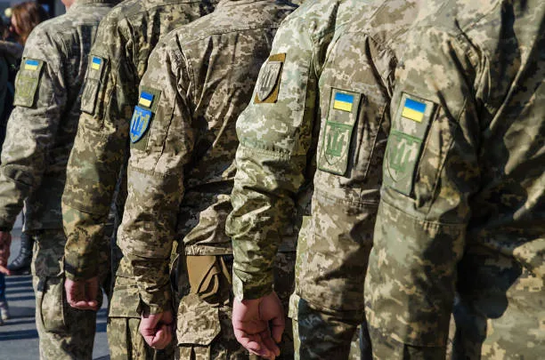 Americano que se mudou para a Rússia em fuga contra "ideologia" é convocado para guerra contra a Ucrânia (Foto: iStock)