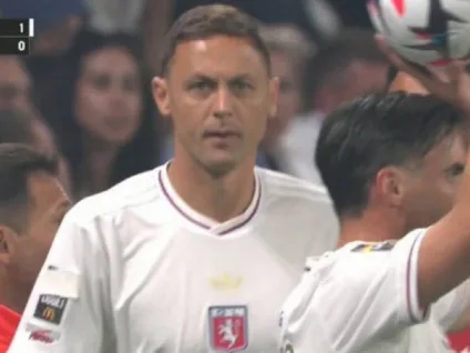 Jogador de futebol é suspenso após cobrir símbolo contra homofobia em partida