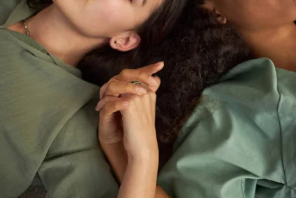 Mulher sai do armário e assume noivado após 27 anos na igreja: "Sempre foi um conflito"