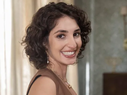 Atriz da Globo celebra visibilidade lésbica e dilema de maternidade em Dona de Mim