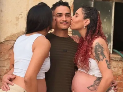 Casal poliamoroso comemora chegada de dois bebês quase simultâneos: "Não foi planejado"