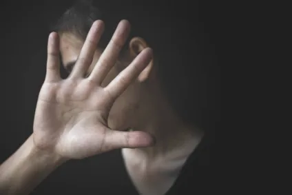 Conselheira tutelar é investigada no DF por homofobia contra adolescente vítima de abuso