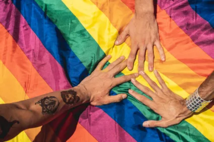 Empresária investigada por homofobia no Paraná culpa clientes por áudios: "Não é responsável"
