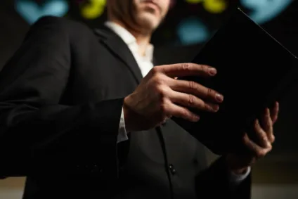 Ex-líder evangélico que defendia ‘cura gay’ rompe com igreja e vive com outro homem