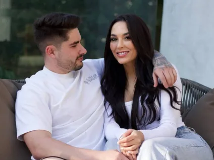 Namorando atriz, Lucas Souza assumiu ser bissexual após ser alvo de polêmicas