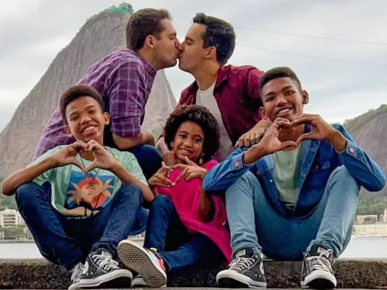 Casal gay adota três irmãos no Rio de Janeiro e contam jornada de amor e adaptação