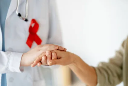 Enfermagem assume papel central na prevenção e tratamento de HIV, decide Cofen