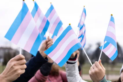 Empresa é condenada a indenizar funcionária trans por impedir uso de nome social
