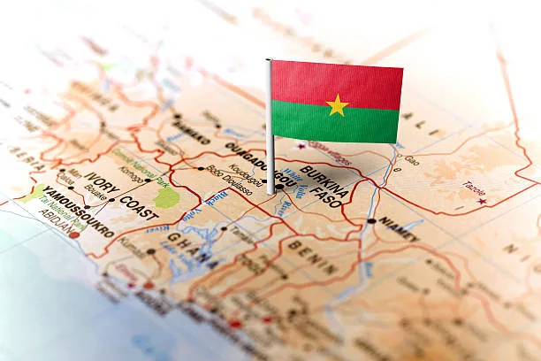 Parlamento de Burkina Faso aprova lei que criminaliza práticas LGBTs