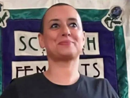 "Ala é lésbica": Ativista é condenada a prisão no Marrocos por camiseta com frase polêmica