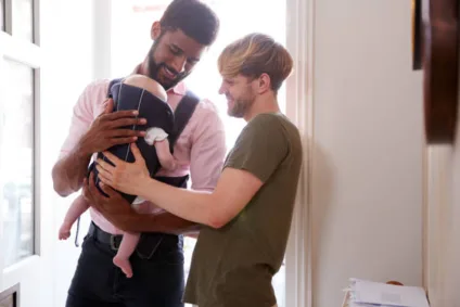 Adoções por casais homoafetivos masculinos crescem 241% no Brasil