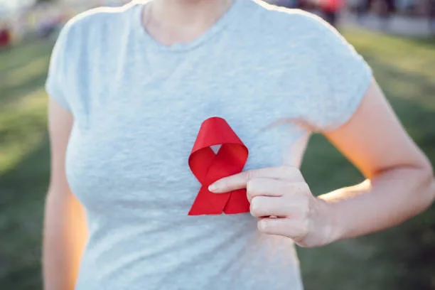 Um estudo científico indica que o Bolsa Família ajudou a diminuir os casos e as mortes por Aids entre mulheres pobres no Brasil.
