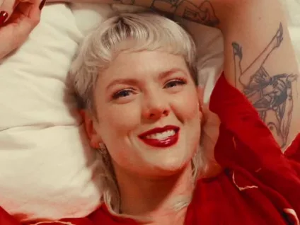 Betty Who quebra o silêncio após acusações de lesbofobia: "Nunca foi minha intenção"