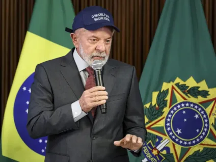 Lula assina lei que protege portadores de doenças irreversíveis do INSS
