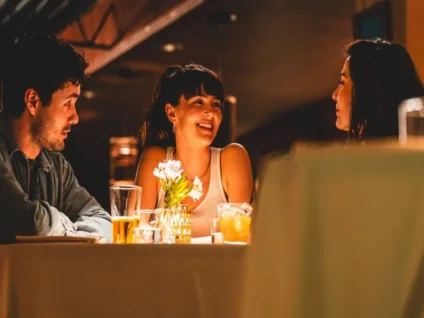 Entre Nós - Uma Dose Extra de Amor: filme de comédia romântica com trisal ganha primeiro trailer