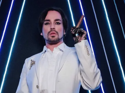 Johnny Hooker celebra 10 anos do álbum de estreia com show especial no Rio