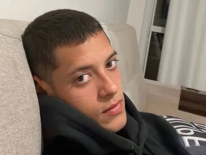 Nick Cruz posa sem camisa e divide opiniões por volume na cueca: