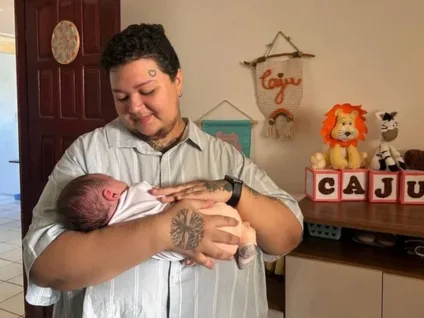 Homem trans enfrenta problemas sociais e institucionais durante gestação