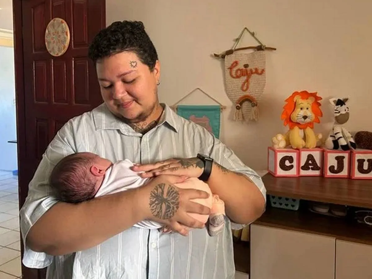 Homem trans enfrenta barreiras sociais e institucionais durante gestação