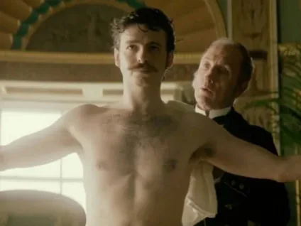 Ator de House of Guinness esclarece rumores sobre uso de prótese em cena de nudez