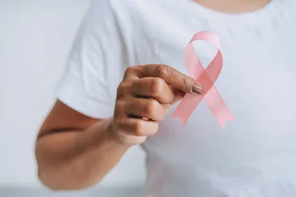Outubro Rosa: Homens trans também correm risco de câncer de mama, alertam especialistas