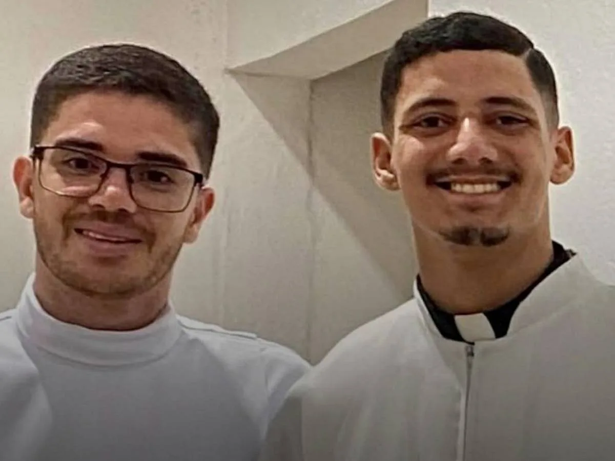 Ex-seminarista abandona vocação religiosa para viver romance com colega
